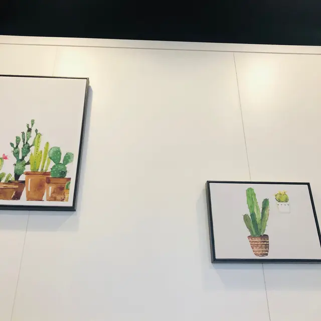 小掛畫點綴了潔白的牆壁