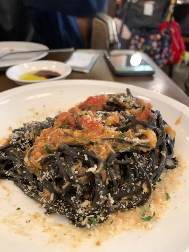 魷魚墨汁意大利蝦餃麵