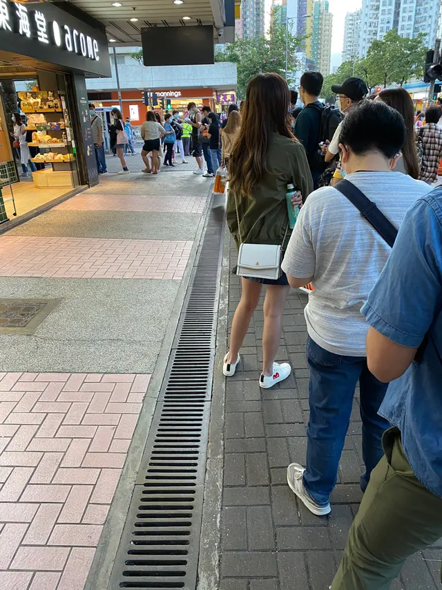 幾十人排隊中