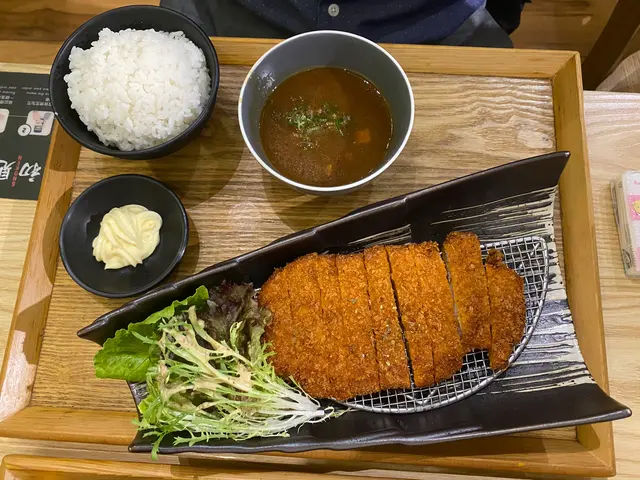 日式咖喱吉列豬扒配白飯