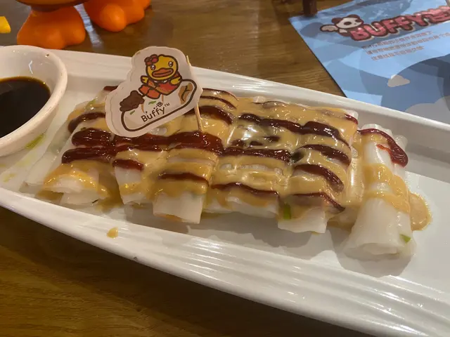 吃腸粉,一定要有甜醬和芝麻醬!