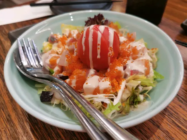 鮨一沙律，上面個番茄超甜同埋爽脆，我覺得我可以一個人啪哂成個沙律，好清爽，同埋啲魚生都幾新鮮