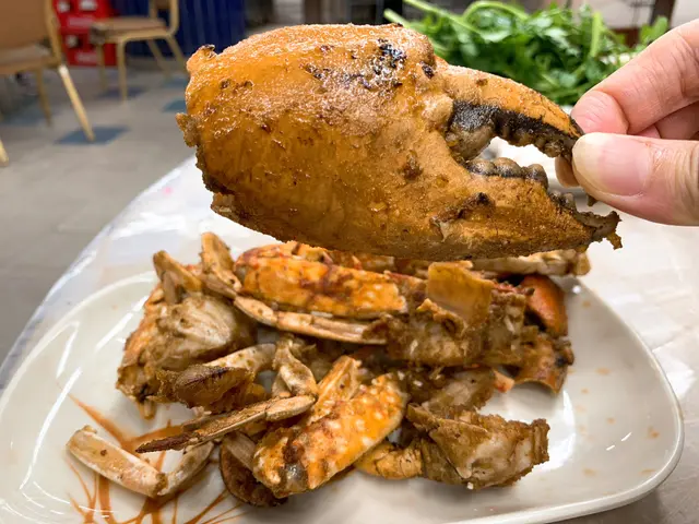 而家係蟹季，梗係要啪返碟香辣炒蟹啦！
嘩，超大隻蟹鉗！🦀
今次嘅蟹冇之前炸得咁透，保留返蟹本身嘅肉汁，
蟹肉飽滿，微辣惹味～🌟推薦❗️