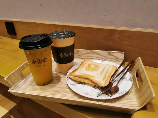 新鮮水果茶$32、 燕麥觀音拿鐵$30（加珍珠$4）， 然後再點多一份香辣吞拿魚吐司$25