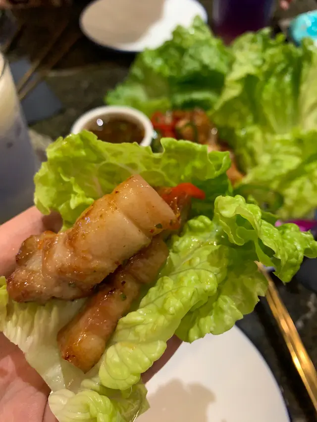 炭火炒蒜豬生菜包