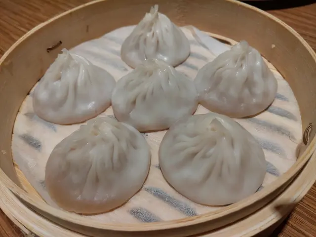 皮薄多汁,用筷子夾起也不易穿皮,建議一口整個放入口食,令肉汁豐富整個味蕾