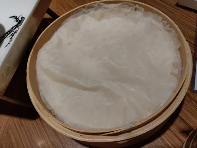 每塊春卷皮間都有張紙隔住,方便客人用以包鴨皮肉&配料一併食👍