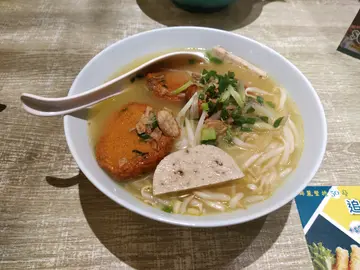 鱼饼扎肉香浓鸡汤金边粉