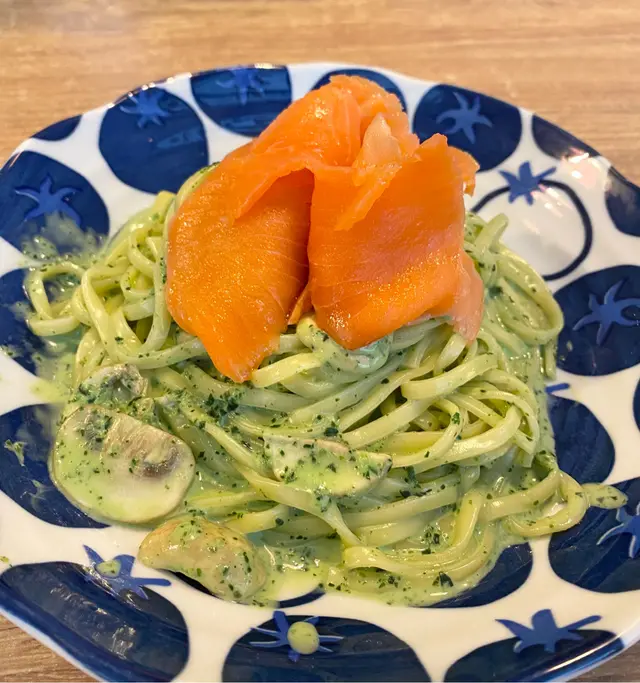 蒜香菠菜煙三文魚意大利麵