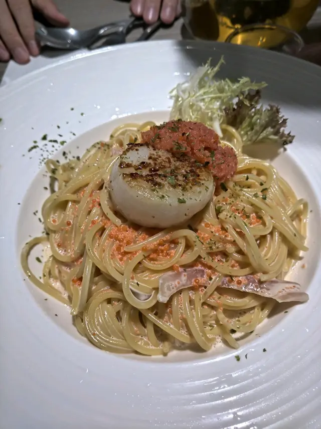 dinner set,一個意粉加蘑菇湯。
湯幾好飲,係打碎咗蘑菇嘅蘑菇湯,味道幾好,texture算thick,不錯。
意粉個汁幾好,明太子同下面有啲蟹籽嘅份量都好多,帶子煎得好香,唔會太熟。不過略嫌意粉有啲過淋,硬身啲會好食啲。