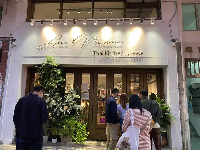 白色的門面,配上深木色的大門,再加上擺酒在門前的綠色植物,很有異國風情!