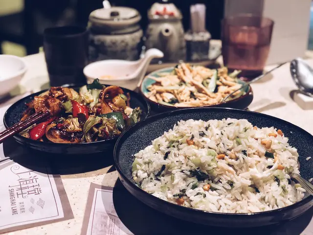 松仁蛋白菜粒炒飯