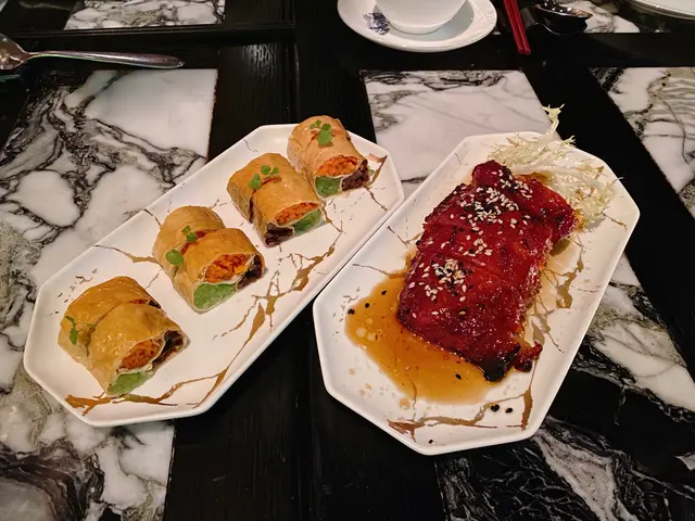 左:裏面包菇絲, 蘿蔔絲同荀絲, 味道較淡口, 但好有咬口, 好爽