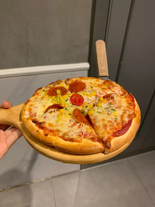 意式辣肉腸拉絲水牛芝士手工薄餅