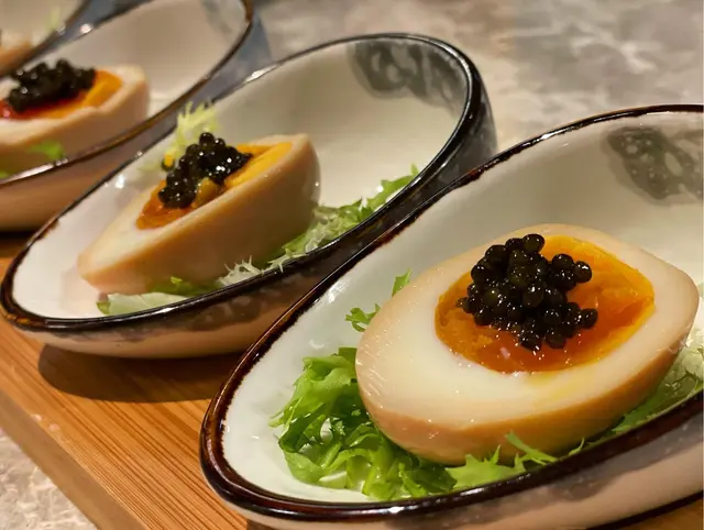 琥珀合桃魚子醬燻蛋