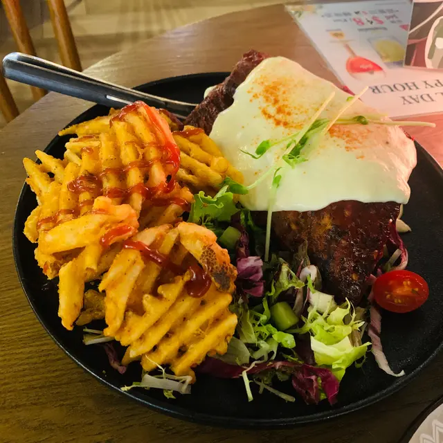 芝士豬肋排配薯格