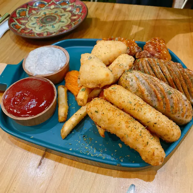 小食併盤 (細) : 腸, 芝士條, 薯條, 薯餅, 薯格, 炸雞