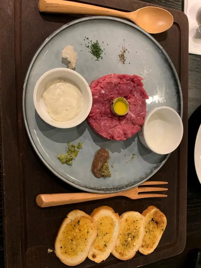 牛腹肉非常滑溜,加上醬汁配上香脆蒜蓉包,牛魔王必試