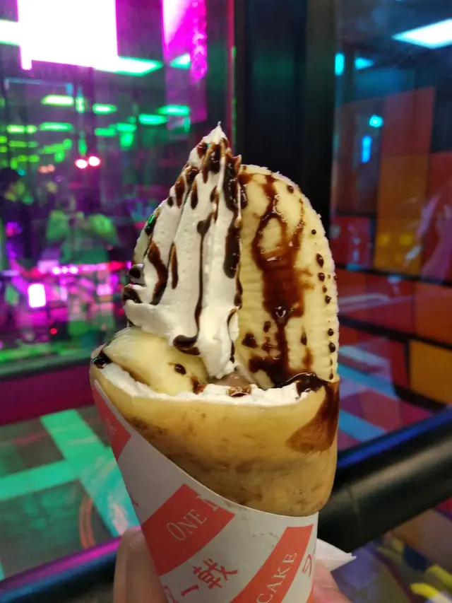 香蕉配朱古力雪糕班戟
