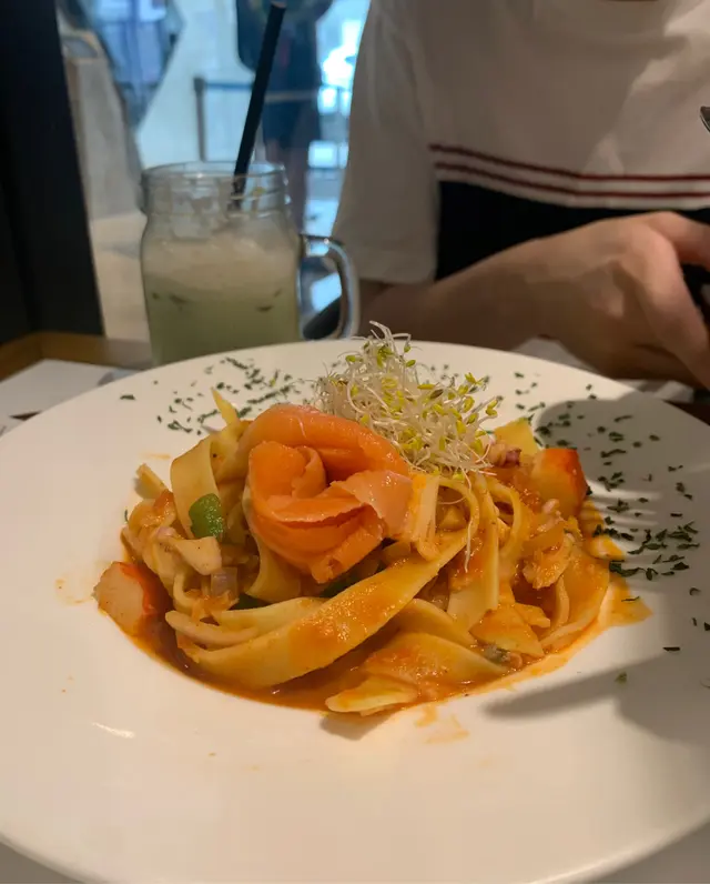 韓汁雜海鮮意粉配煙三文魚