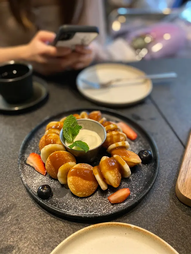 鬆軟小班戟配配士多啤梨汁&雪糕 