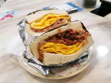  咸牛肉蛋三文治