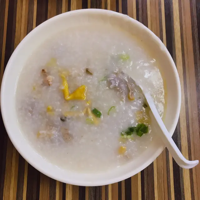 粥感綿密，而且粥熬出唯有新鮮雞才能帶出的雞腥味（此腥非貶義），而且35蚊大大碗，料十分足，啖啖有肉吃，誠意十足。