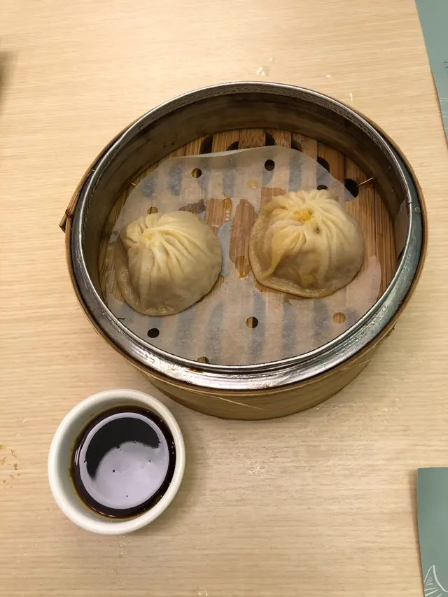 生拆蟹粉小籠包