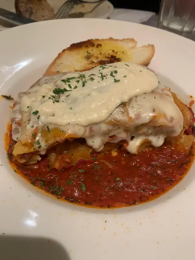 我地另外散叫一份千層面..