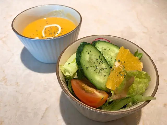 沙律都幾豐富,
有沙律菜、青瓜、車厘茄、香橙等。