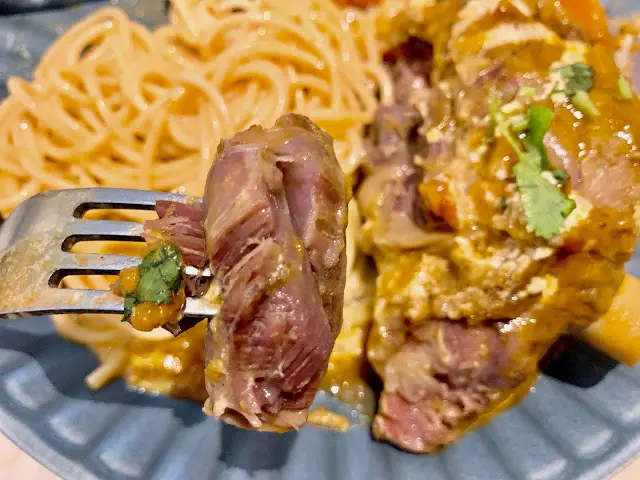 牛膝食得多,羊膝就第一次試,竟然喜出望外!
羊膝一啲都唔會羶,
羊肉煮得腍滑入味,肉質柔軟又多汁,
吸晒紅酒嘅精華,暖胃又暖身!必試之選!