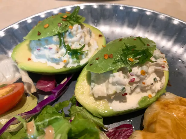 原個牛油果切開左分開兩邊,
裏面擺左手撕蟹肉他他入去,
軟滑嘅牛油果,配上酸甜醒胃嘅蟹肉他他,好開胃