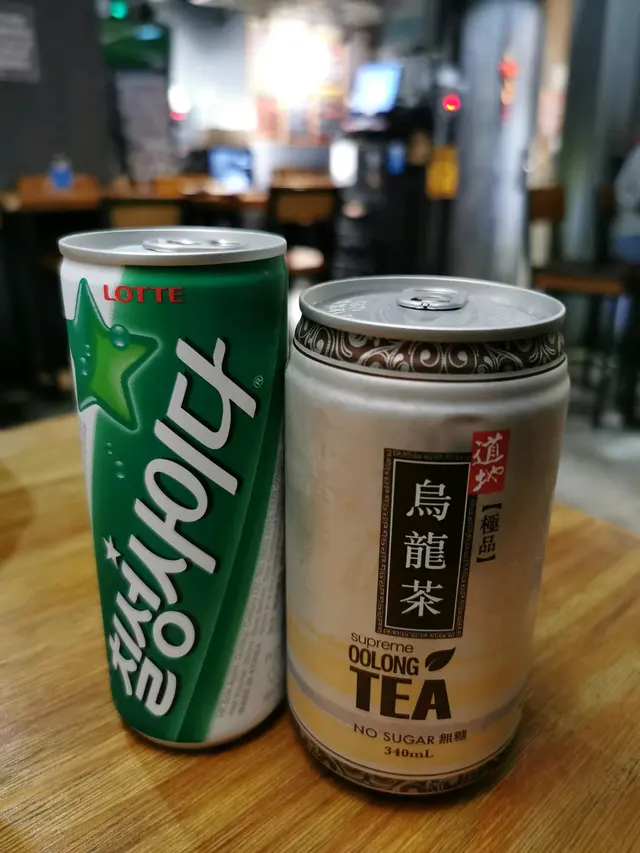罐裝烏龍茶$18、罐裝檸七樂$18