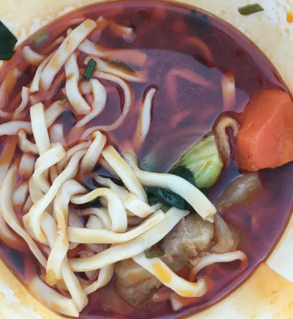 湯是凍嘅,  但都係其次, 嚟到成碗液體都不是湯, 應該叫成碗油, 根本食唔到入口, 只食咗幾粒牛丸, 剩番相中咁多都食唔落, 諗番都想嘔.