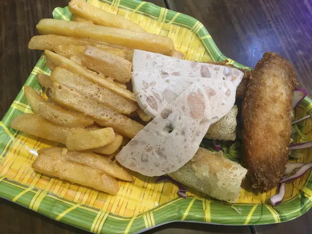 越式小食拼盤配鹹蛋黃薯條