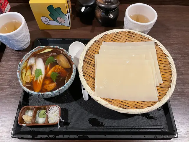 雞肉入沾白布烏冬