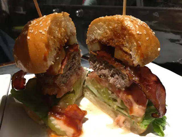 菠蘿煙肉牛肉漢堡