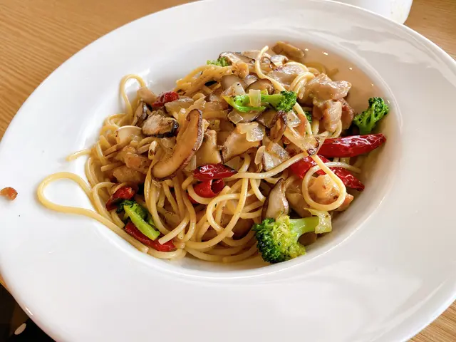 麻辣蒜片雞粒炒意粉