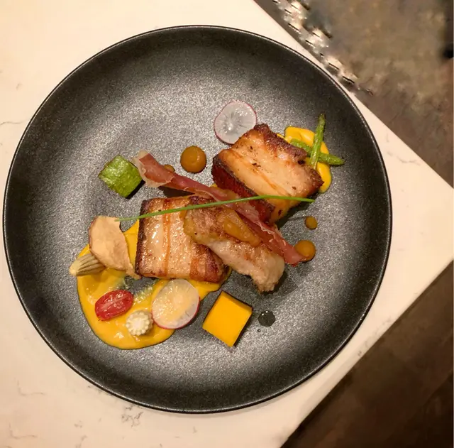 西班牙黑毛豬腩、豬頸肉配南瓜蓉蘋果醬