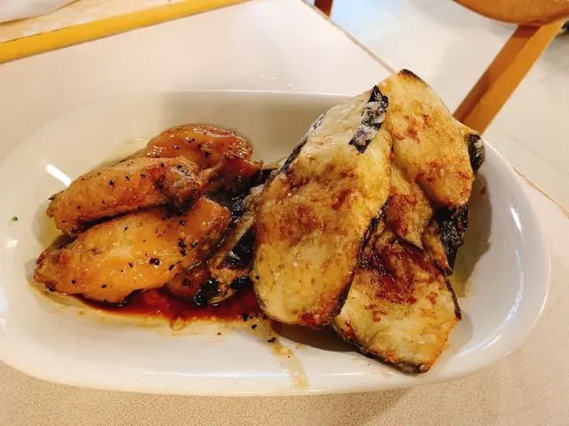 煎釀茄子拼蜜椒雞翼