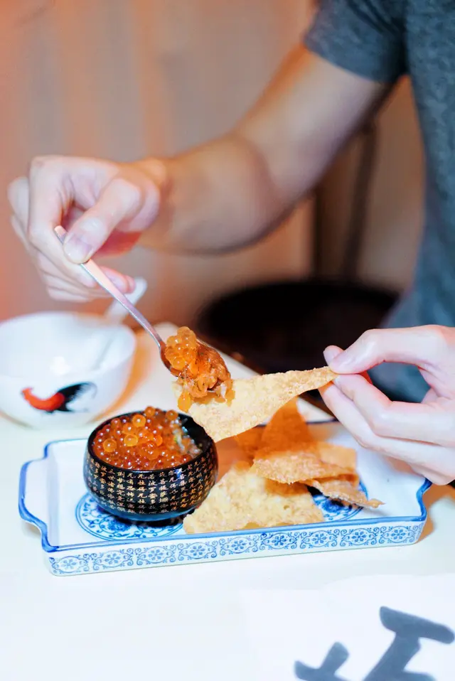 潮州酸菜蒔蘿雙籽三文魚他他、配香脆雲吞皮