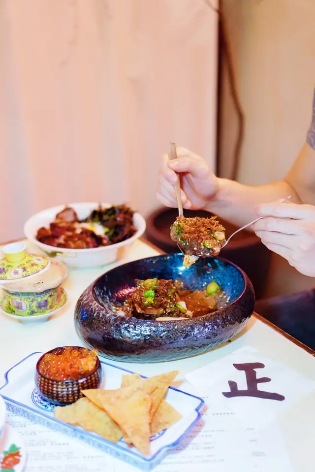 先炆後煎和牛面頰、芥蘭粒配擔擔風味煎腸粉