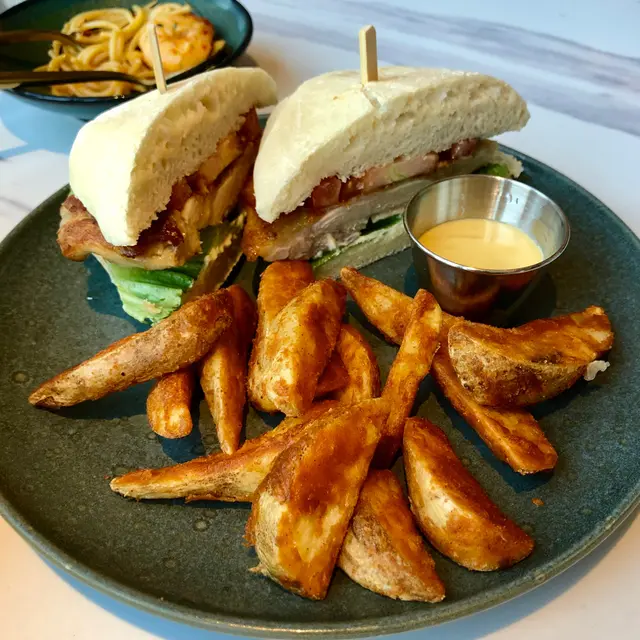 厚切雞扒蕃茄沙律菜意大利包 配蜜糖芥末薯角 