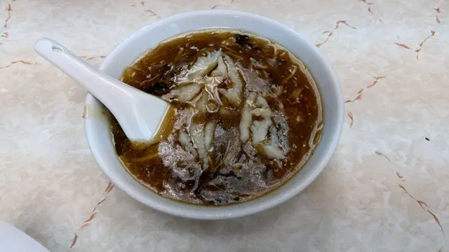 碗仔翅質感濃稠,加入肉絲、木耳絲...等及軟身的魚肉,味道啱個人胃口
