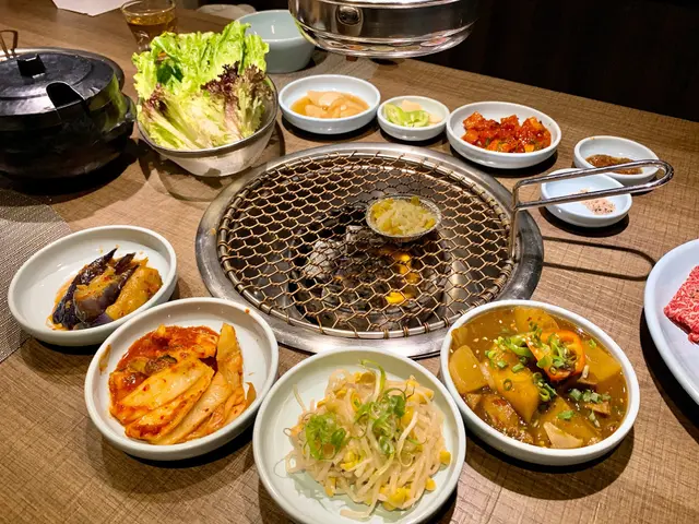 有涼拌小黃瓜、茄子、芽菜、芝士粟米等