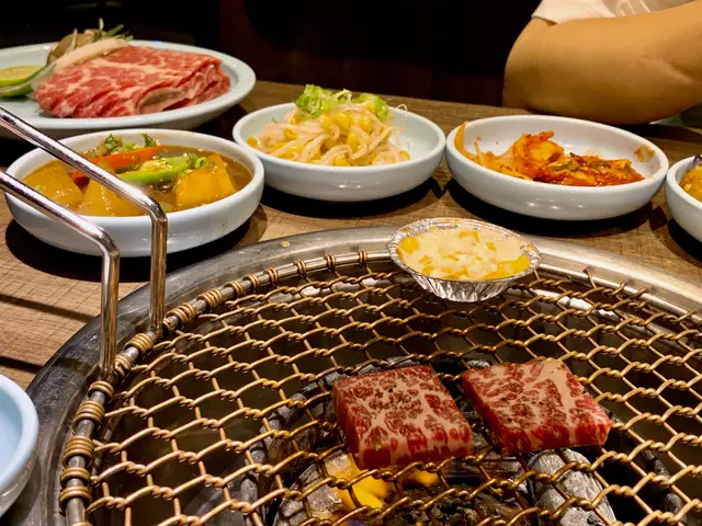 牛胸腹肉係肋骨靠腹部內側嘅肉,又稱牛五花,肉味最濃,肉汁多