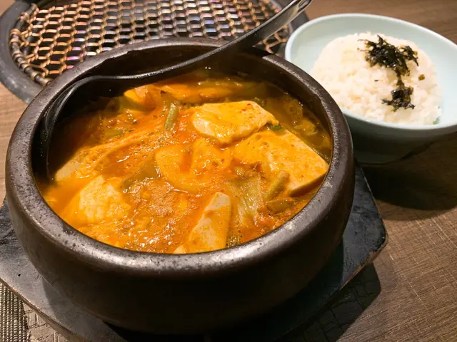 泡菜湯微辣惹味,
海鮮有青口、蝦,豆腐又嫩滑,不錯吃!