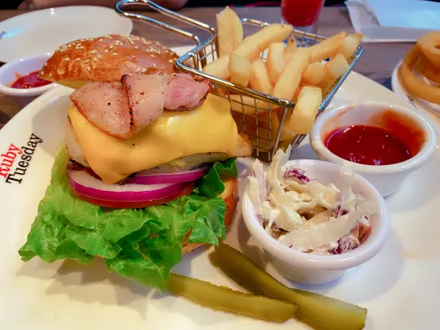 煙肉牛油果烤雞漢堡