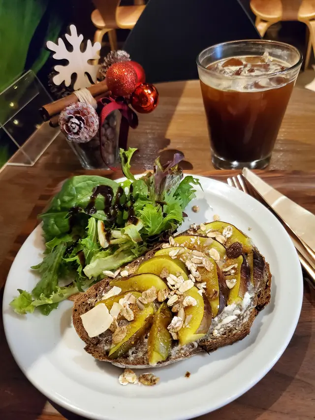 無花果蜜糖忌廉芝士黑麥多士 及凍咖啡