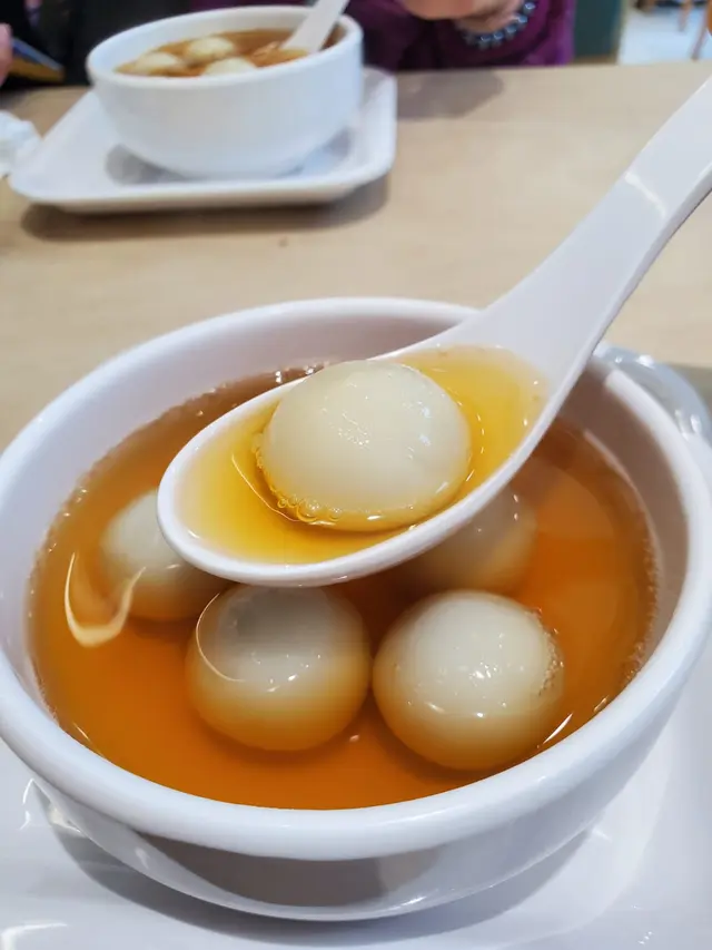 一共有5 粒芝麻湯丸，薑水都好夠薑味